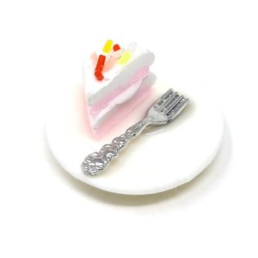 Cukordíszítéses tortaszelet tányéron