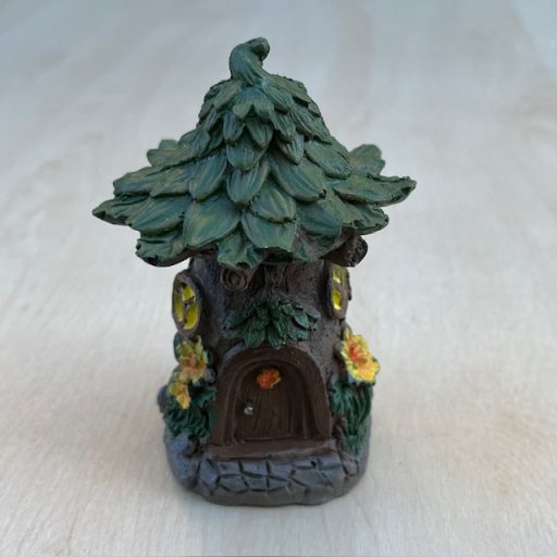 Tündér házikó levéltetővel